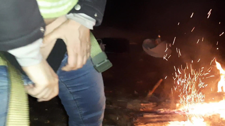 Lesbian-candys: Ateşin yanında ormandaki komşu mastürbasyon yapıyor ve edepsizce konuşuyor