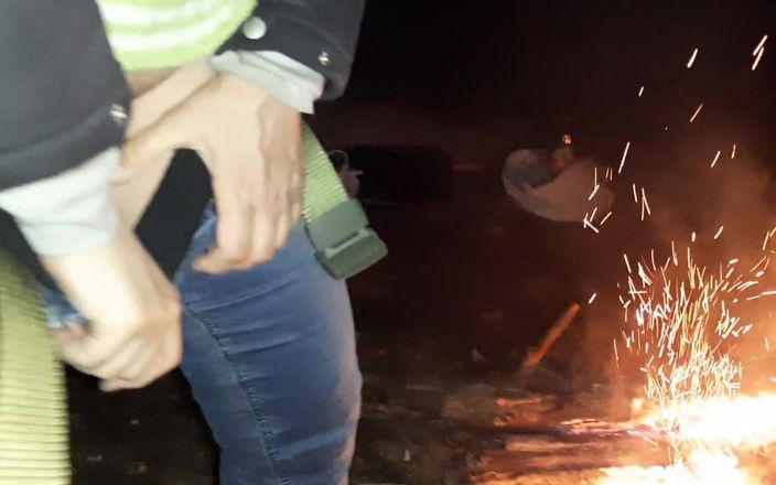 Lesbian-candys: Vizinha na floresta pelo fogo se masturba e fala sujo