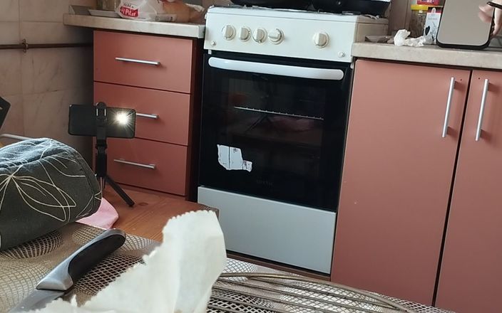 Amateur_MS: 热辣人妻在厨房准备裸体食物。有毛茸茸的阴户的业余妻子，大奶子，大屁股。