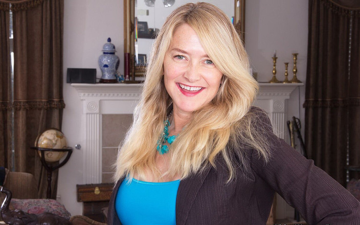 Older Woman Fun: Amerikalı orta yaşlı seksi kadın Eva Grifin kelebek dudaklarını açıyor