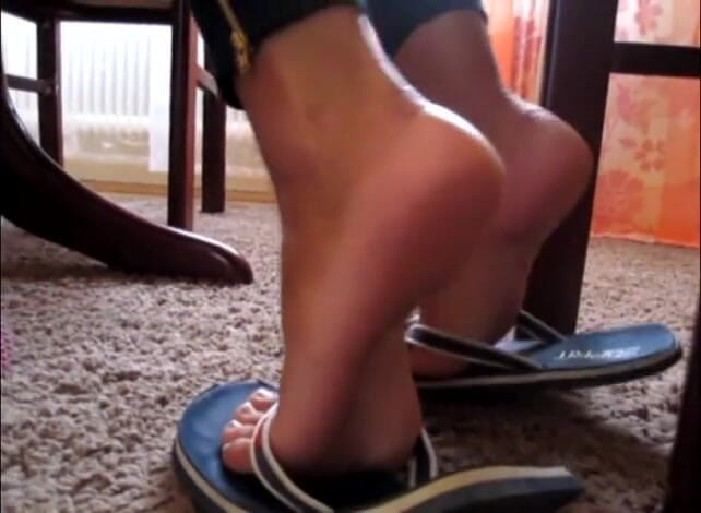 Foot Girls: 在桌子底下晃动的脚