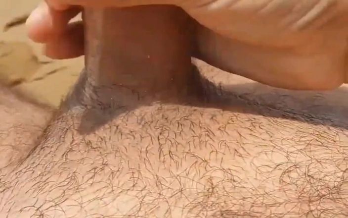 Ladysilvas: Ladysilva op het strand zich aftrekkend en genietend van lekker