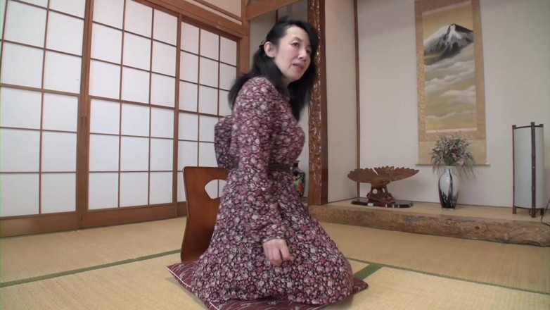 Japan Lust: Грудаста японська бабуся роздягається і катається на члені