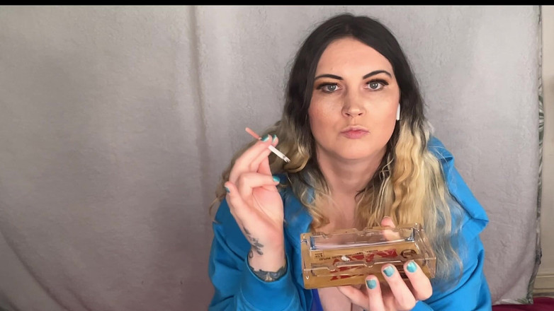 MissFFW: Товстушка повія просто любить курити свої полуничні сигарети