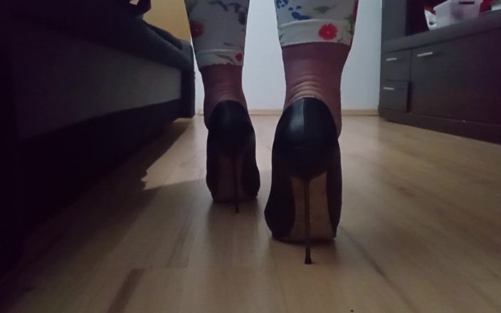 High Heels Kingdom: Um crossdresser aprende a andar com saltos de 12 cm