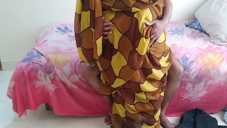 Aria Mia: La figliastra con un gran culo chiama il ragazzo vicino...