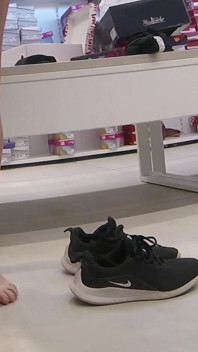 Pussy flash - minha esposa exibicionista sem calcinha brinca com a puta em uma loja de sapatos