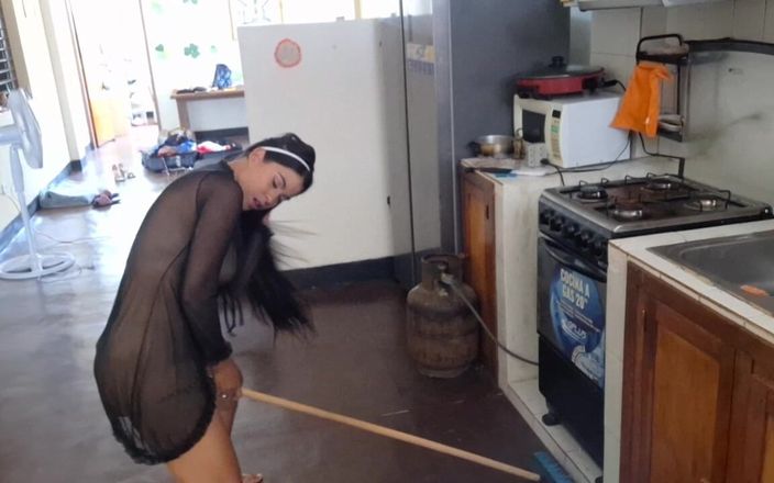 Lady: Increíble - hermosa madrastra se masturba en la cocina con un...