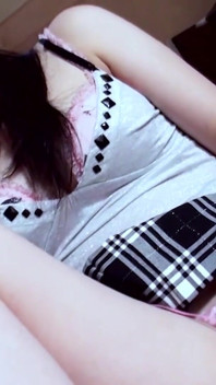 털이 무성한 보지를 깊게 핑거링하는 미시 갈색 머리 밀프