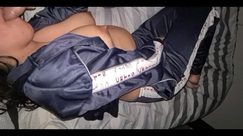 Anny Kitty: 这个年轻学生的漂亮屁股，当我挤压她哺乳期的巨大奶子时，她让我在她体内射精