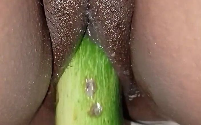 Indian desi hot poja: Okurka byla vložena do sousedovy vagíny, vagína byla velmi těsná