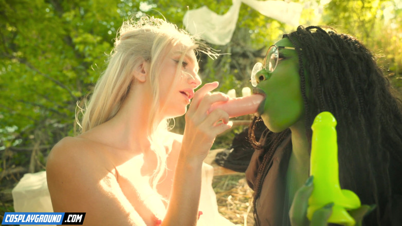 Cosplayground: Ana Foxxx dev yeşil dildoyla Kenna James'i sikiyor ve birlikte...