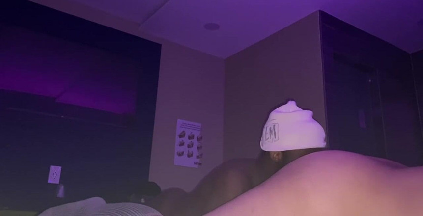 Candy Licker: Une fan pulpeuse se fait enculer