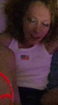 4k ungeschnitten am 4. Juli MILF hat viele explosive orgasmen, gibt einen handjob und wird vollgespritzt