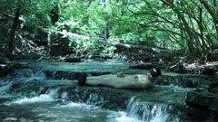 barenakedboy: Flexându-mă lângă cascadă, încercând să strecoare un mic moment privat