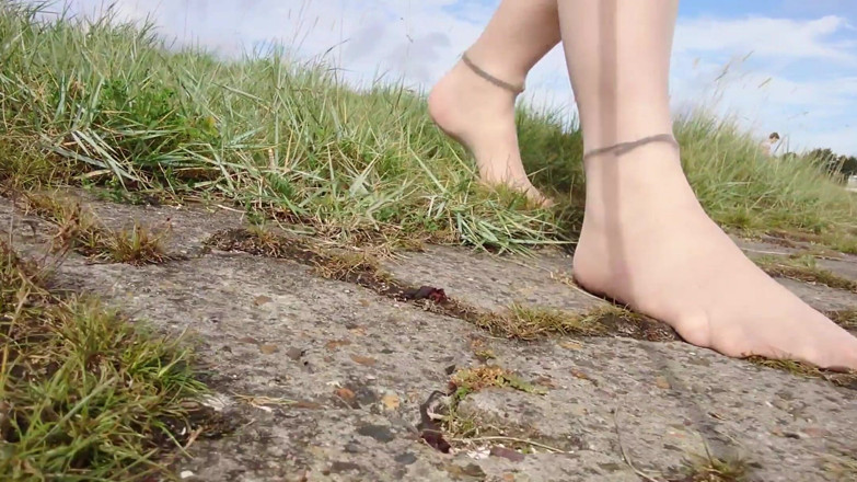Footfetish: In Fine Stockings in the Wadden Sea of Wangerland