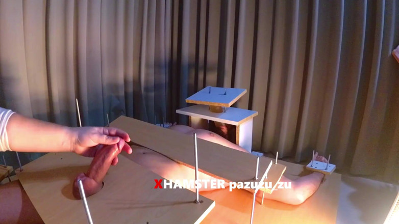 Pazuzu_zu: Ellas vestidas, él desnudo - femdom cbt masturbación con la mano Orgasmo...
