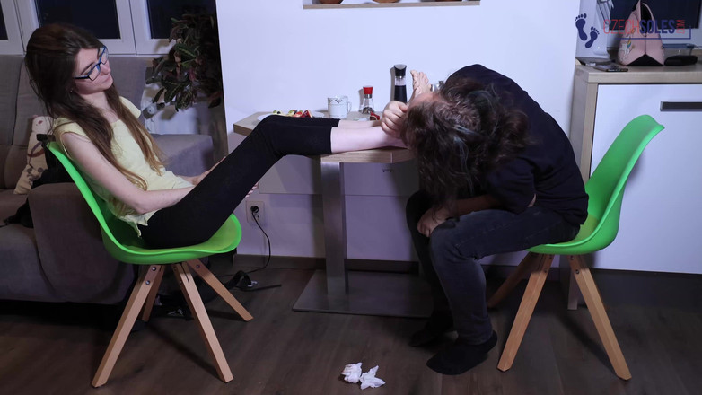 Czech Soles - foot fetish content: Лижи десерт з її довгих ніг і поклоняйтеся її великим ногам