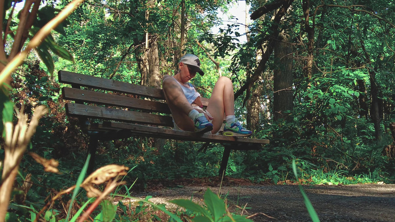 KinkyHome: Emily在公园里自慰