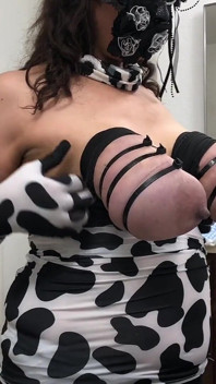 巨大的香肠被绑住奶子 hucow 被挤奶 cam c 牛