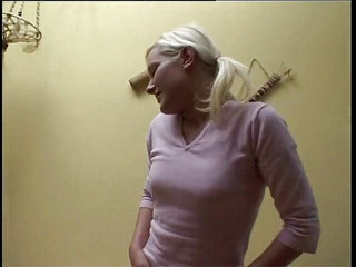 Lucky Wankerz: ナイロンを身に着けている金髪の十代は彼女の猫を剃りながら、2人の男が彼女にけいれん