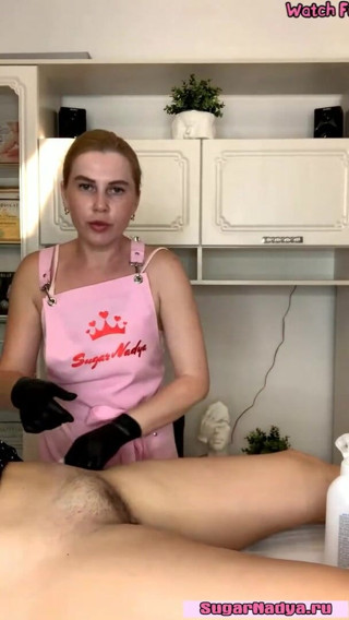 SugarNadya: Épilation profonde de la chatte pour une fille aux jambes...