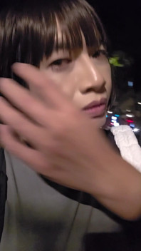 ตราบใดที่ฉันนั่งยอง ๆ ก็จะเห็นกางเกงในฉัน