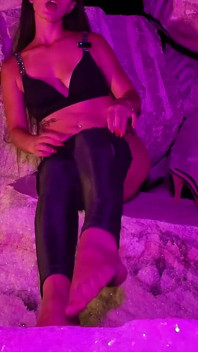Gadis seksi ini lagi asik muasin pantat bahenolnya pakai dildo sampai orgasme berjamaah