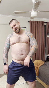 Baculatý medvěd si hraje se svým ptákem a břichem