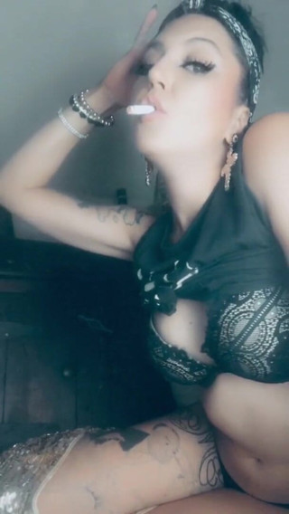 Hellizabeth Queen: New moon smoking