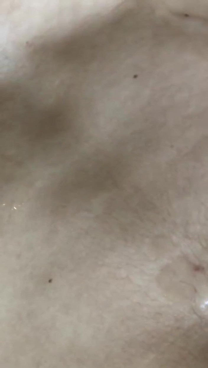 Magoculionero: Masturbuję mojego wielkiego kutasa na łóżku mojej macochy