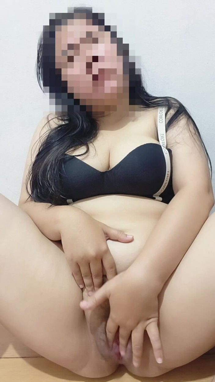Vaginabig88: Bersantai di Bilik Asrama Menunggu Teman Lelaki Untuk Datang