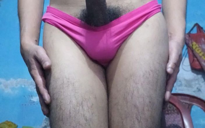 Lustyizlife: अपनी सौतेली बहन की गुलाबी ब्रा और पेटी पैंटीज पहने हुए फिमोसिस लंड के साथ कामुक भारतीय कमसिन लड़का