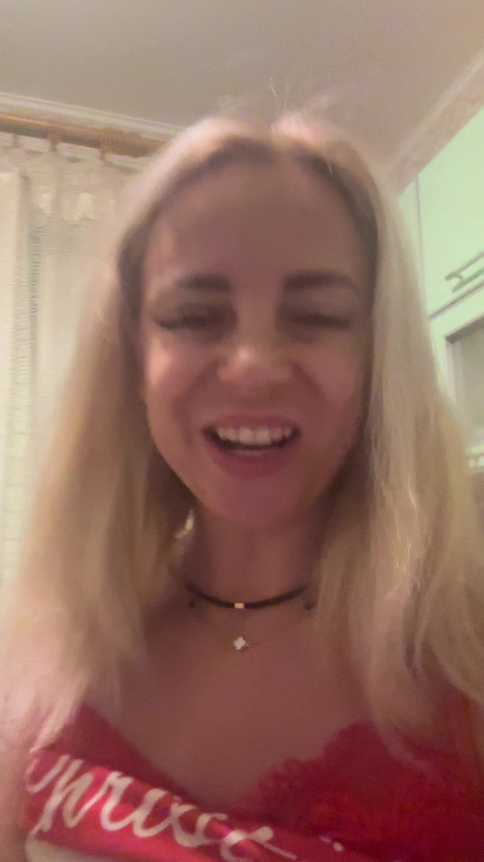 LarisaCum: 저는 부엌에서 스토브 근처에서 시프리를 만들고, 주스를 여기저기 씻어내요