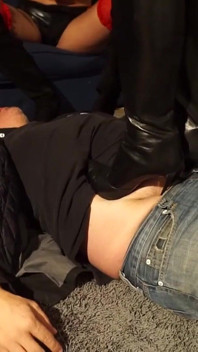 Orgía Pisoteando Dominadora Con Botas Calientes Y Sexy Dominadoras