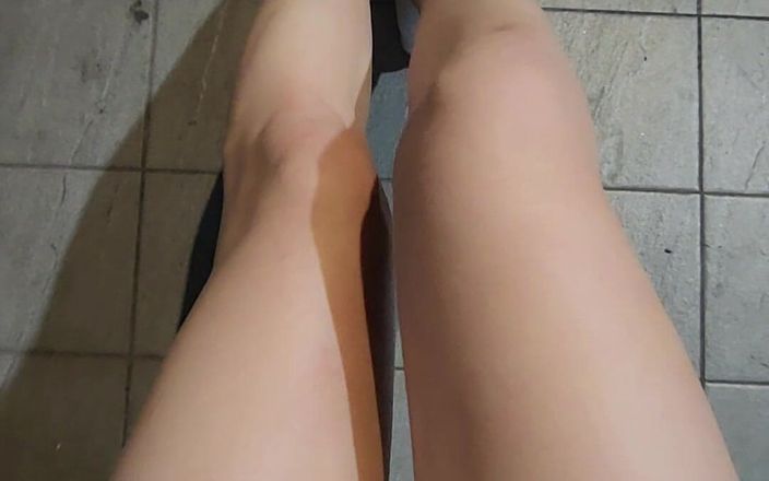 Taiwancdgirl: Mi sono bagnato all'aperto la biancheria intima.