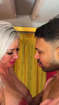 Cindy É Fodida Por Seu Amante Porque Seu Husban Ocupado No Trabalho