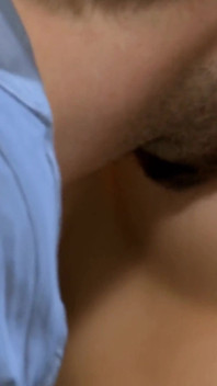 Ateşli anal seks güzel sarışın orta yaşlı seksi kadının mükemmel götünü sikiyor