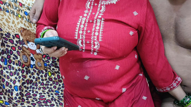 Catchybusty: Desi India vuole rilassarsi ma segretamente