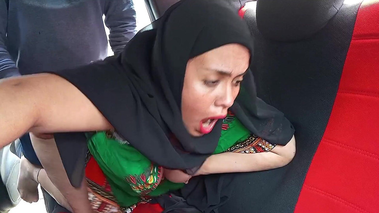 BBW Kelly Mom: Indická žena v hidžábu měla sex v autě