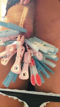 자기 벌 BDSM 나는 21개의 빨래집게로 내 고환을 벌주고 쾌감에 신음했다