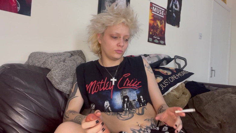 Glitterqueen1999: Тихе куріння, мастурбує, інструкція з дрочки, мінет, з обох боків, довгий язик