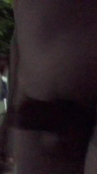 Cewek sange ini jalan-jalan di tengah malam sama tetanggaku sambil bugil, terkadang menumpahkan air mani 210511