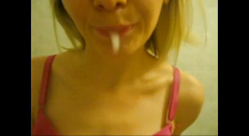 Femdom Austria: Anastasias spuckende zahnpasta