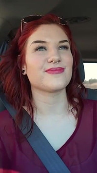 18letá zrzka Jules je holka na částečný úvazek na webové kameře