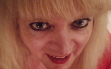Nicola Hotwife: ニコラは彼女の庭師に現物で支払います