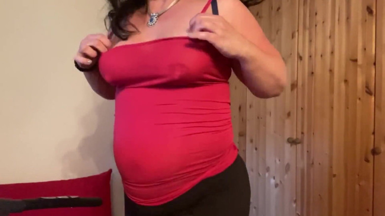 Tanja Tachee: 在跑步机上 - 用肥乳头锻炼