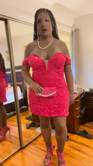 Deanna Doll: Preta gata Danae tira roupa rosa para lingerie e atira...