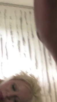 Blondine mit dickem arsch wird hart auf ihr gesicht gespritzt