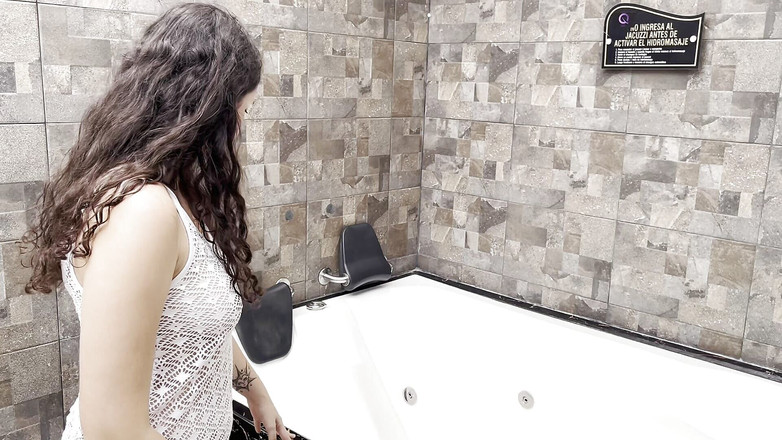 NeekoWox: Saya Mengongkek Pekerja Yang Membantu Saya Dengan Jakuzi